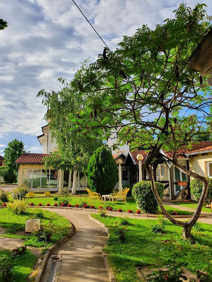 Motel Zoka Dvorovi Bagian luar foto