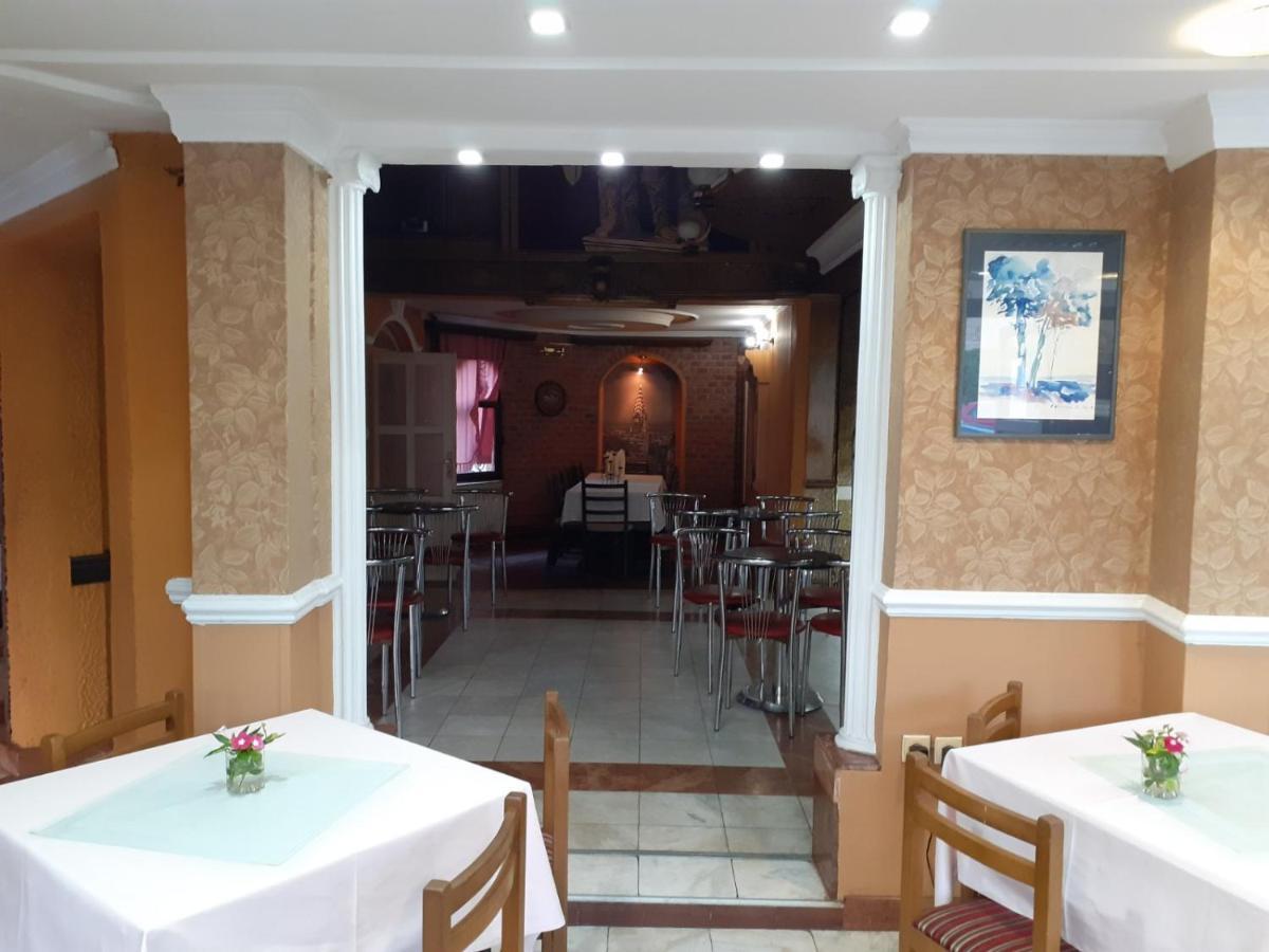 Motel Zoka Dvorovi Bagian luar foto