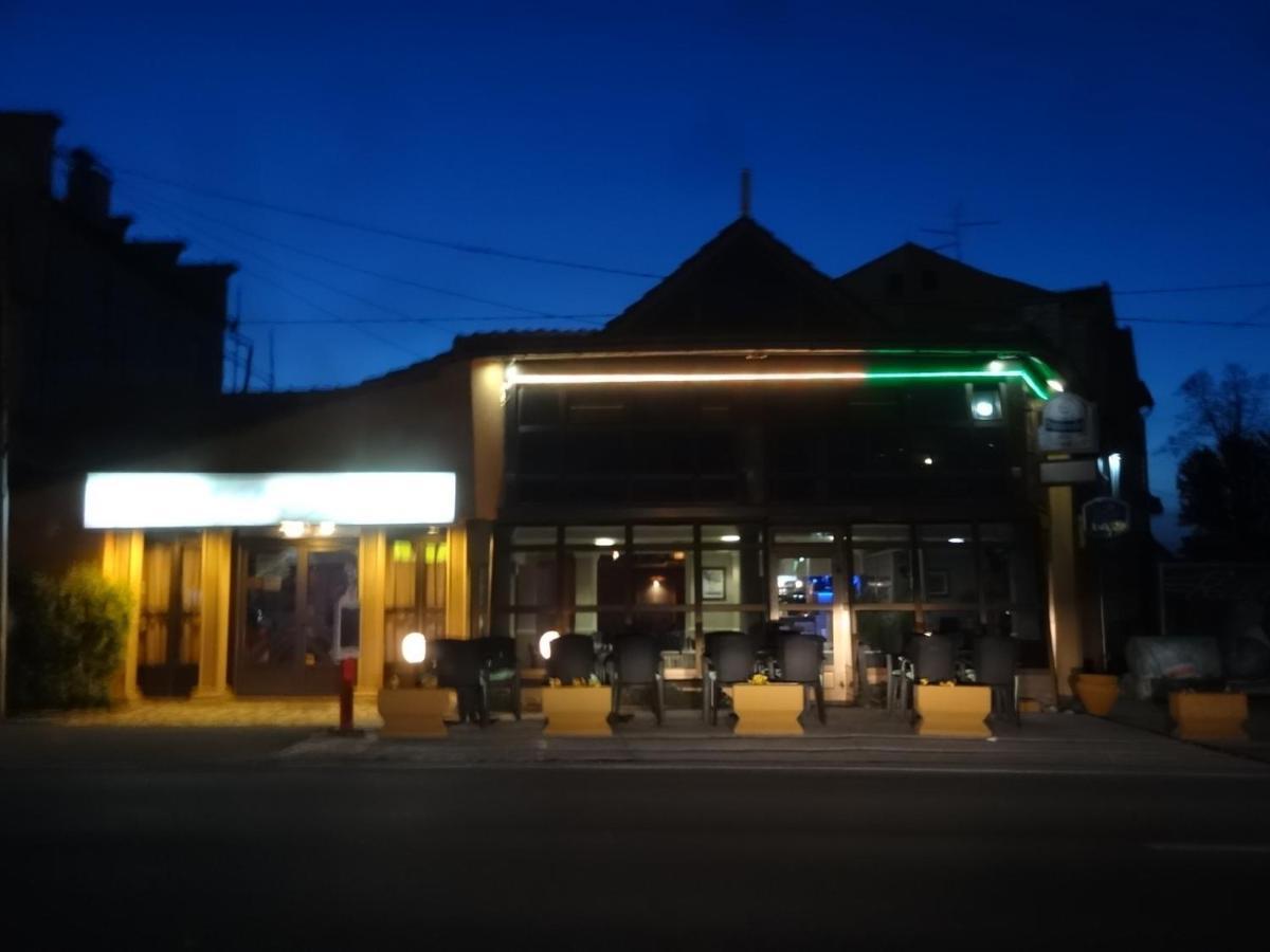 Motel Zoka Dvorovi Bagian luar foto